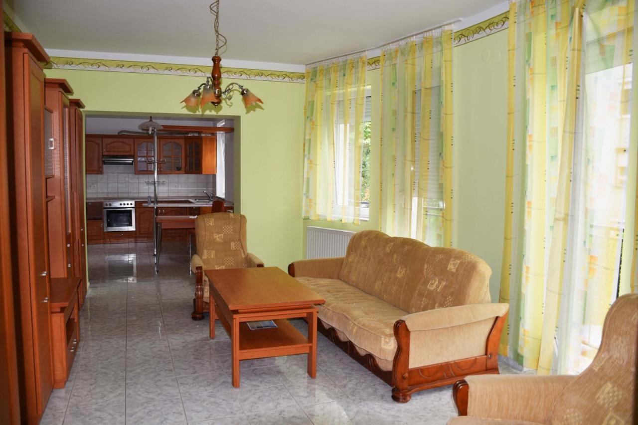 Pilikan Apartments レンティ エクステリア 写真