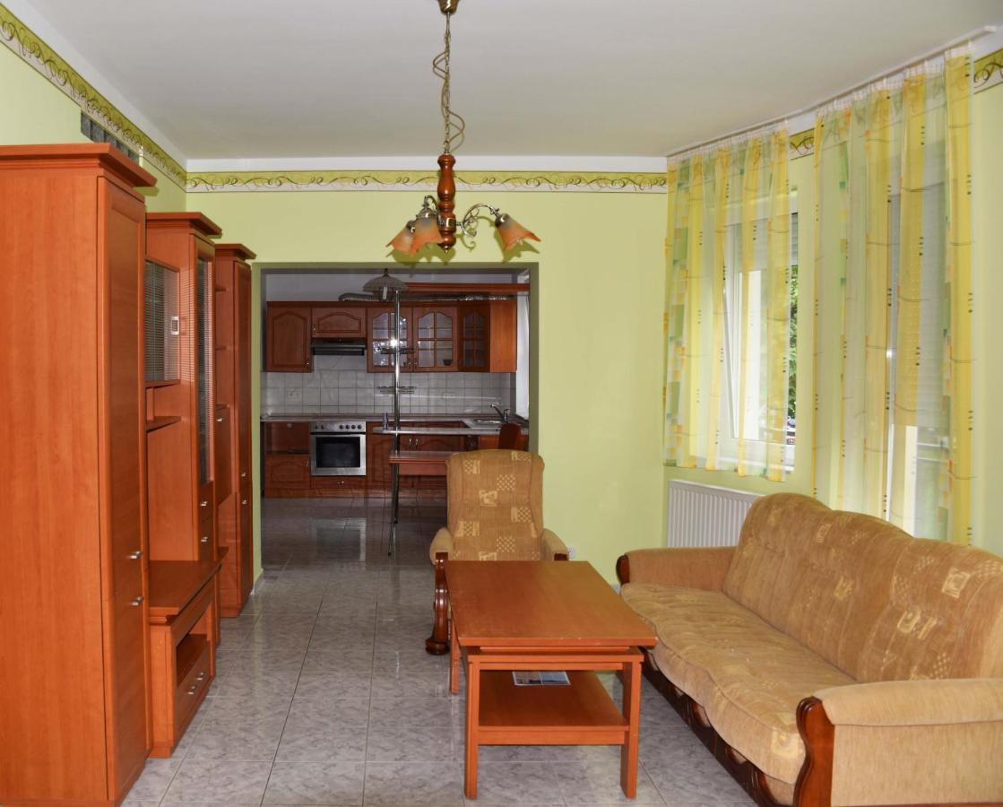Pilikan Apartments レンティ エクステリア 写真